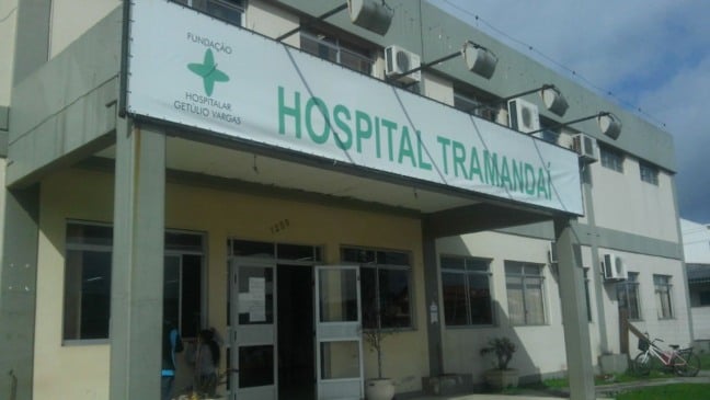 A vítima, com uma fratura na perna, havia sido transferido de Cidreira e foi encontrado pelos policiais deitado em uma maca na unidade hospitalar. (Foto: Reprodução)