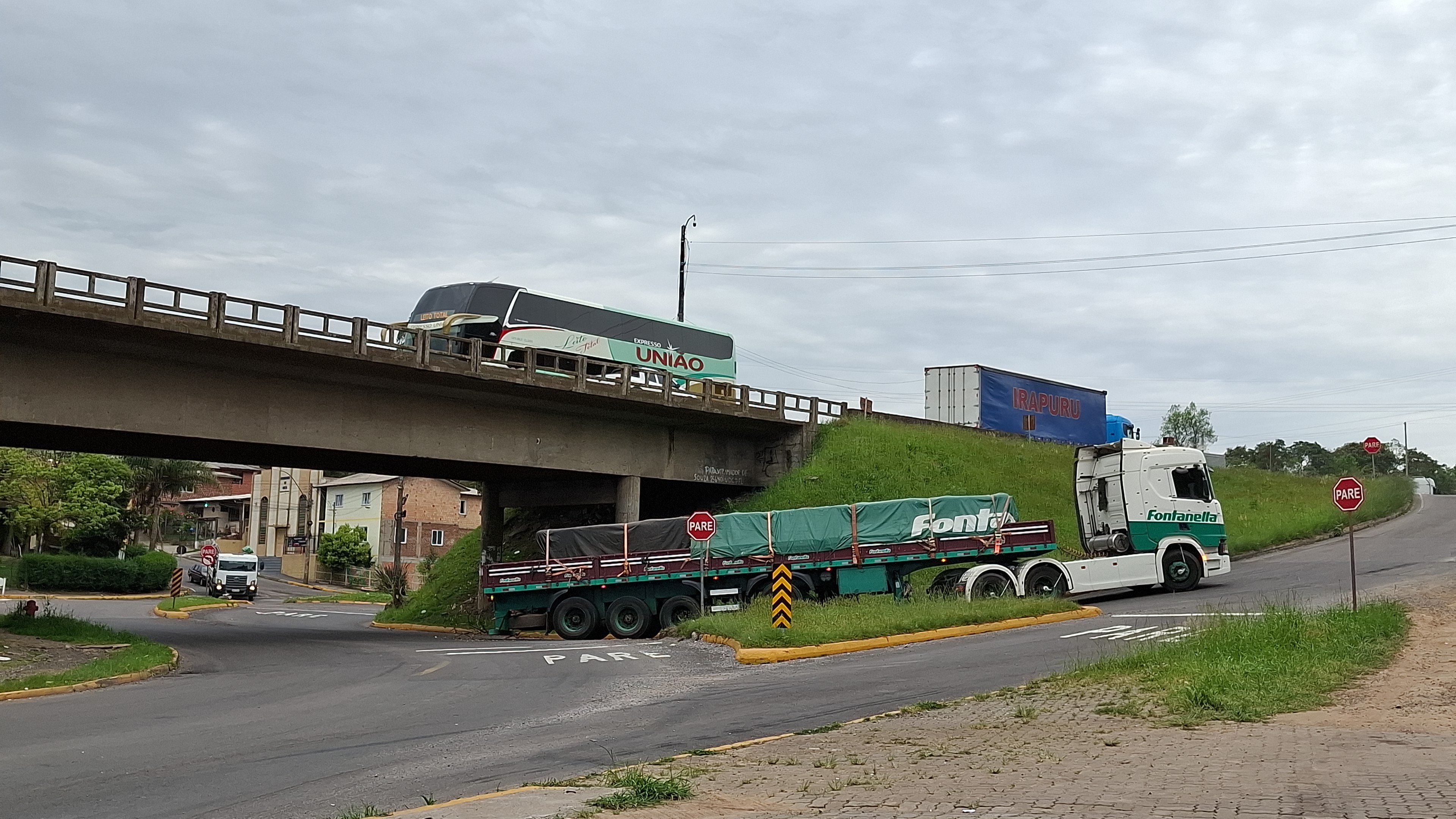 Carreta estragada e alta velocidade causam transtorno na Zona Norte de Caxias do Sul
