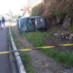 condutor do Corsa perdeu o controle do veículo e veio a capotar na rodovia, momento em que atingiu um ciclista às margens da pista. (Foto: Robinho/GrupoRSCom