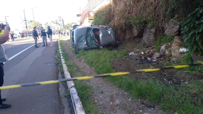 condutor do Corsa perdeu o controle do veículo e veio a capotar na rodovia, momento em que atingiu um ciclista às margens da pista. (Foto: Robinho/GrupoRSCom