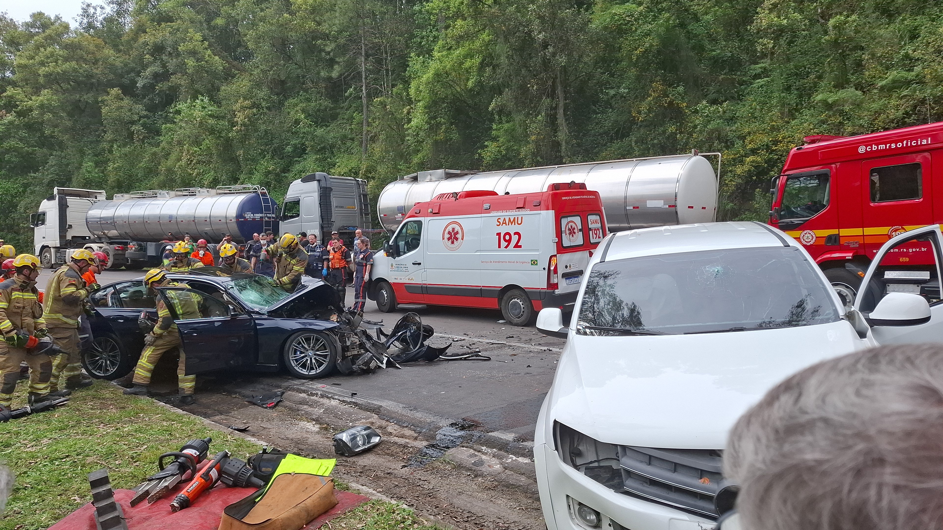 Acidente entre caminhonete, caminhão e BMW bloqueia totalmente a ERS-122, em Flores da Cunha Acidente entre caminhonete, caminhão e BMW bloqueia totalmente a ERS-122, em Flores da Cunha