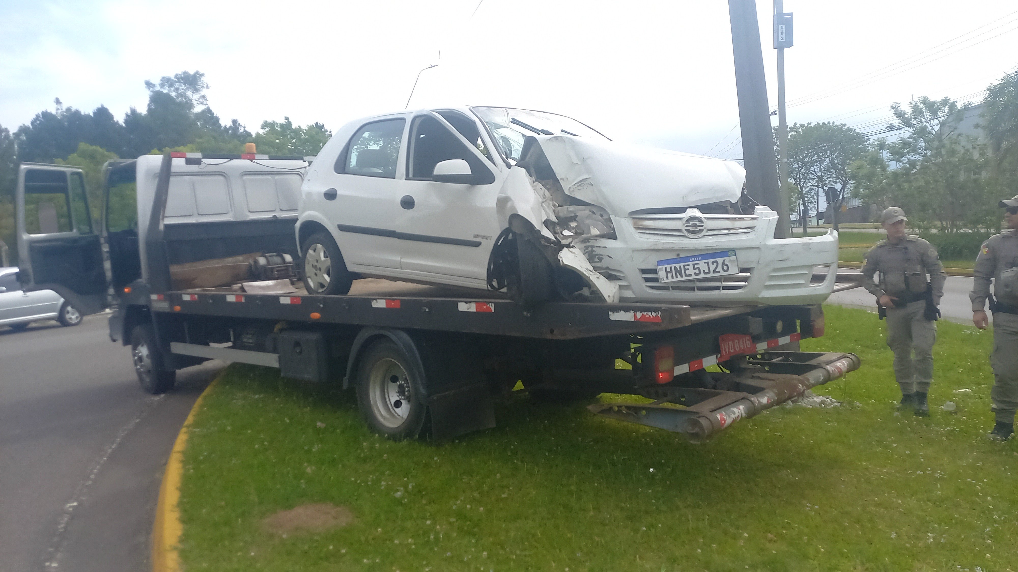 Motorista perde o controle e colide contra poste em Caxias do Sul Motorista perde o controle e colide contra poste em Caxias do Sul