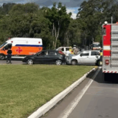Dois carros de passeio acabaram colidindo no trecho e as vítimas tiveram apenas escoriações.  (Reprodução/Redes Sociais)