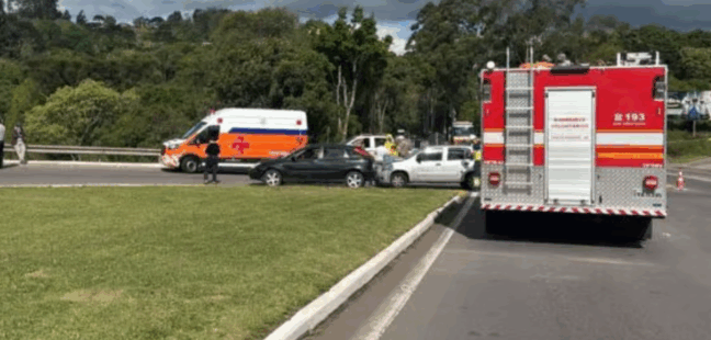 Dois carros de passeio acabaram colidindo no trecho e as vítimas tiveram apenas escoriações.  (Reprodução/Redes Sociais)