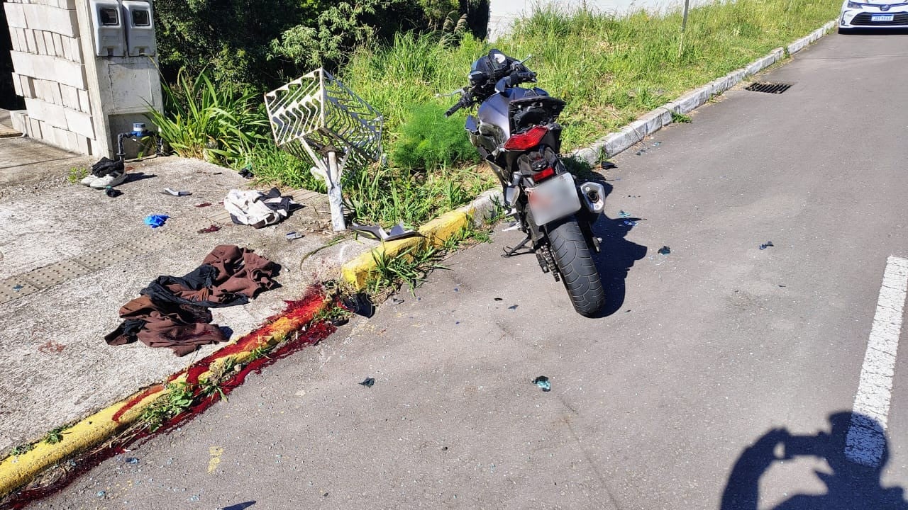 Acidente entre caminhonete e moto deixa motociclista gravemente ferido em Bento Gonçalves