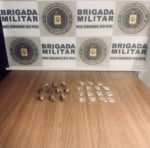 Foram localizadas 15 porções de cocaína e 10 porções de maconha. (Foto: 3ºBpat)