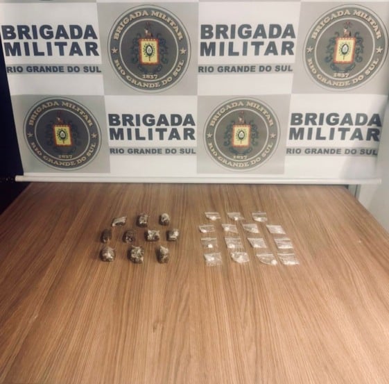 Foram localizadas 15 porções de cocaína e 10 porções de maconha. (Foto: 3ºBpat)