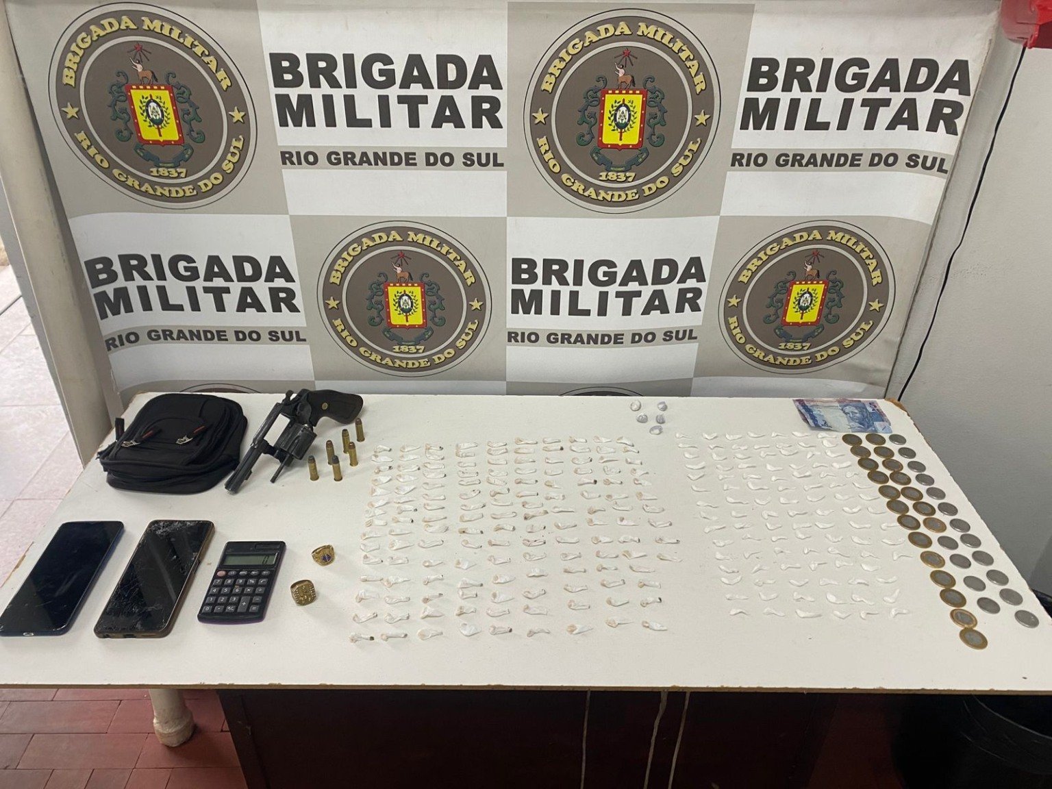 URGENTE: Dupla é Presa em Farroupilha com Drogas e Arma - Veja os Detalhes!