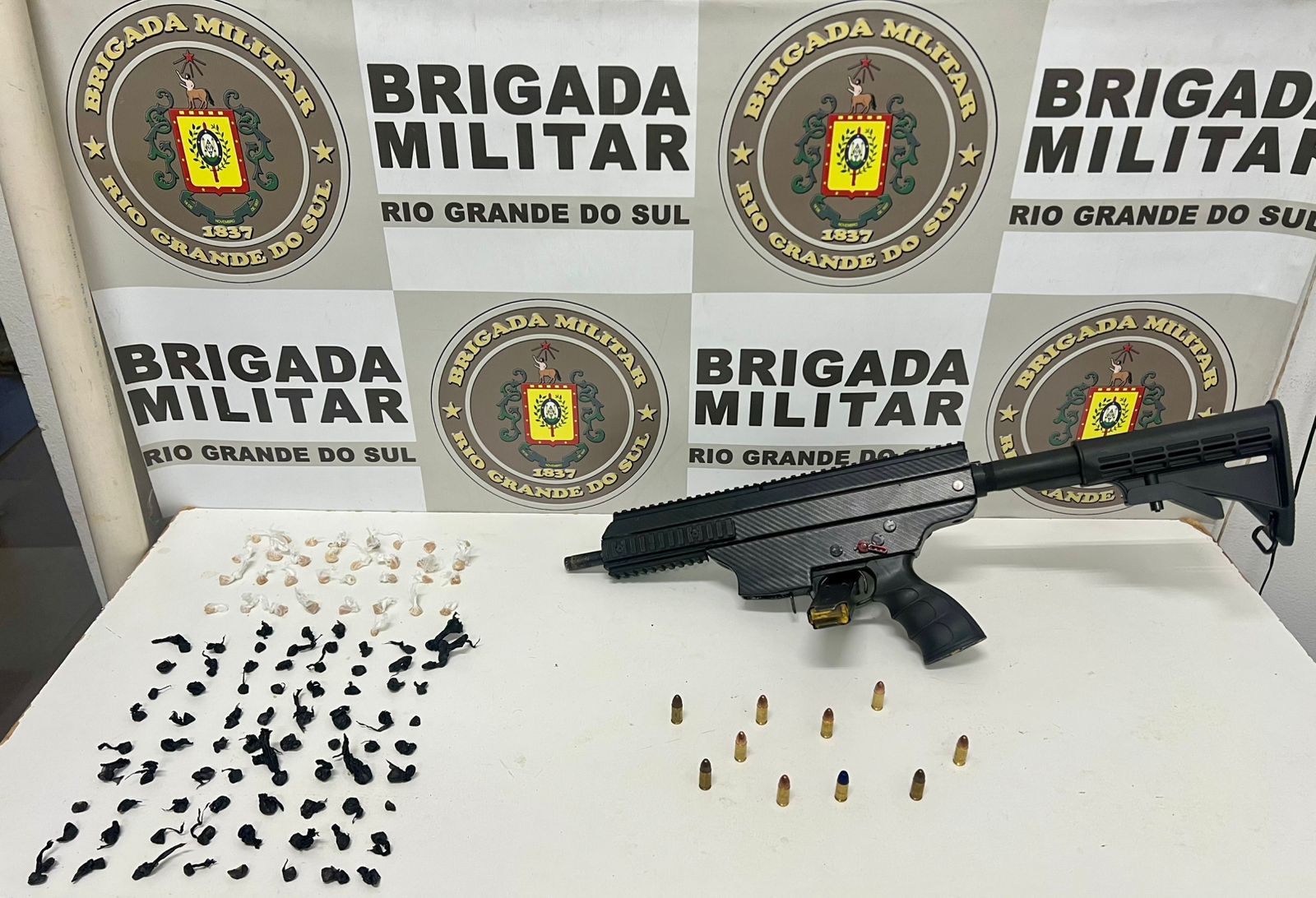 BM apreende submetralhadora e pedras de crack no bairro Industrial, em Farroupilha