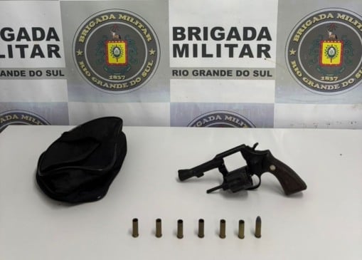 Dois homens são presos e arma é recolhida em Caxias do Sul