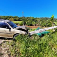 Condutor fica ferido após colidir contra poste na ERS-431 em Bento Gonçalves