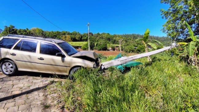 Condutor fica ferido após colidir contra poste na ERS-431 em Bento Gonçalves