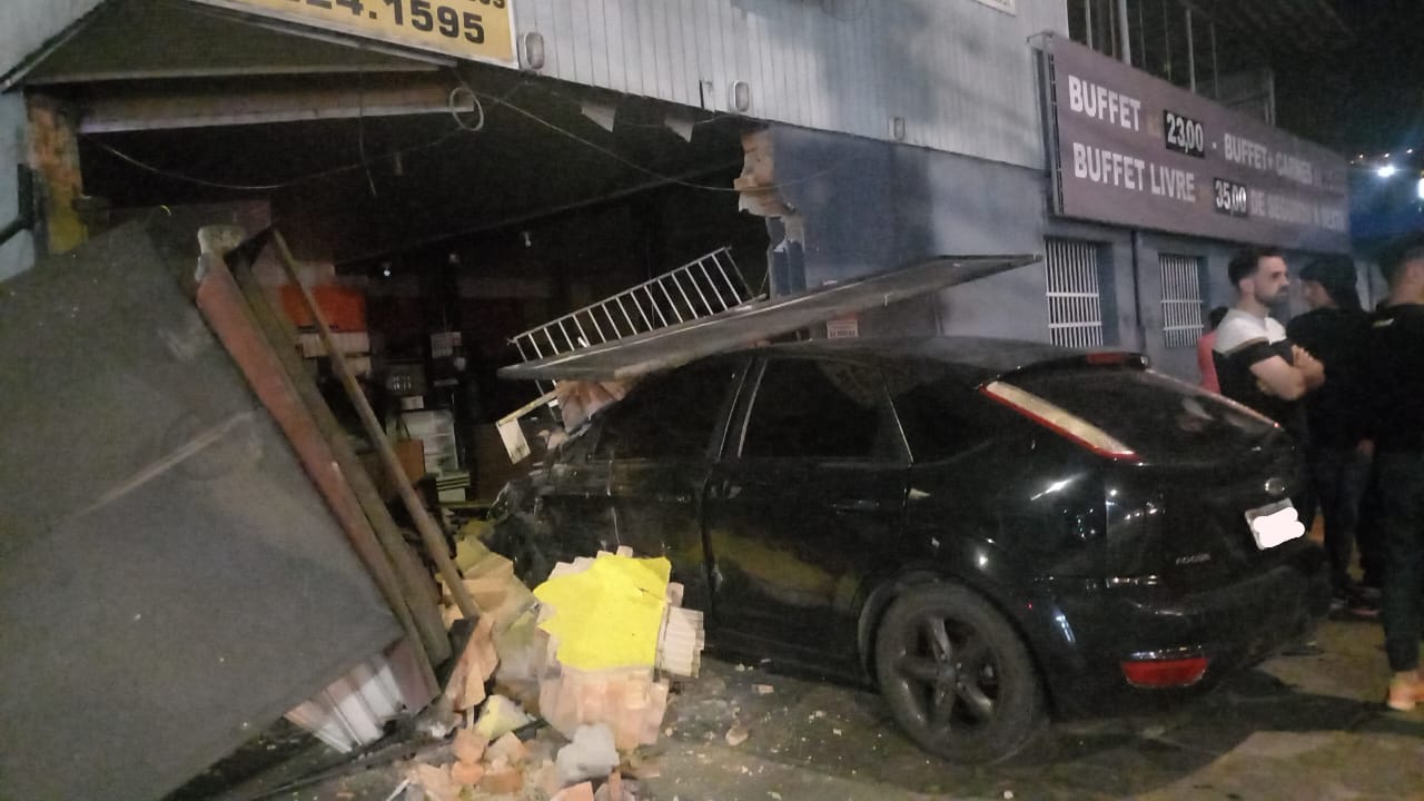 Motorista evita colisão mas invade e destrói restaurante em Caxias do Sul
