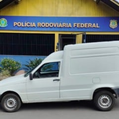 Durante fiscalização, os policiais abordaram um Fiat/Fiorino que apresentava o documento danificado e com informações apagadas. (Foto: PRF)