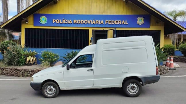 Durante fiscalização, os policiais abordaram um Fiat/Fiorino que apresentava o documento danificado e com informações apagadas. (Foto: PRF)