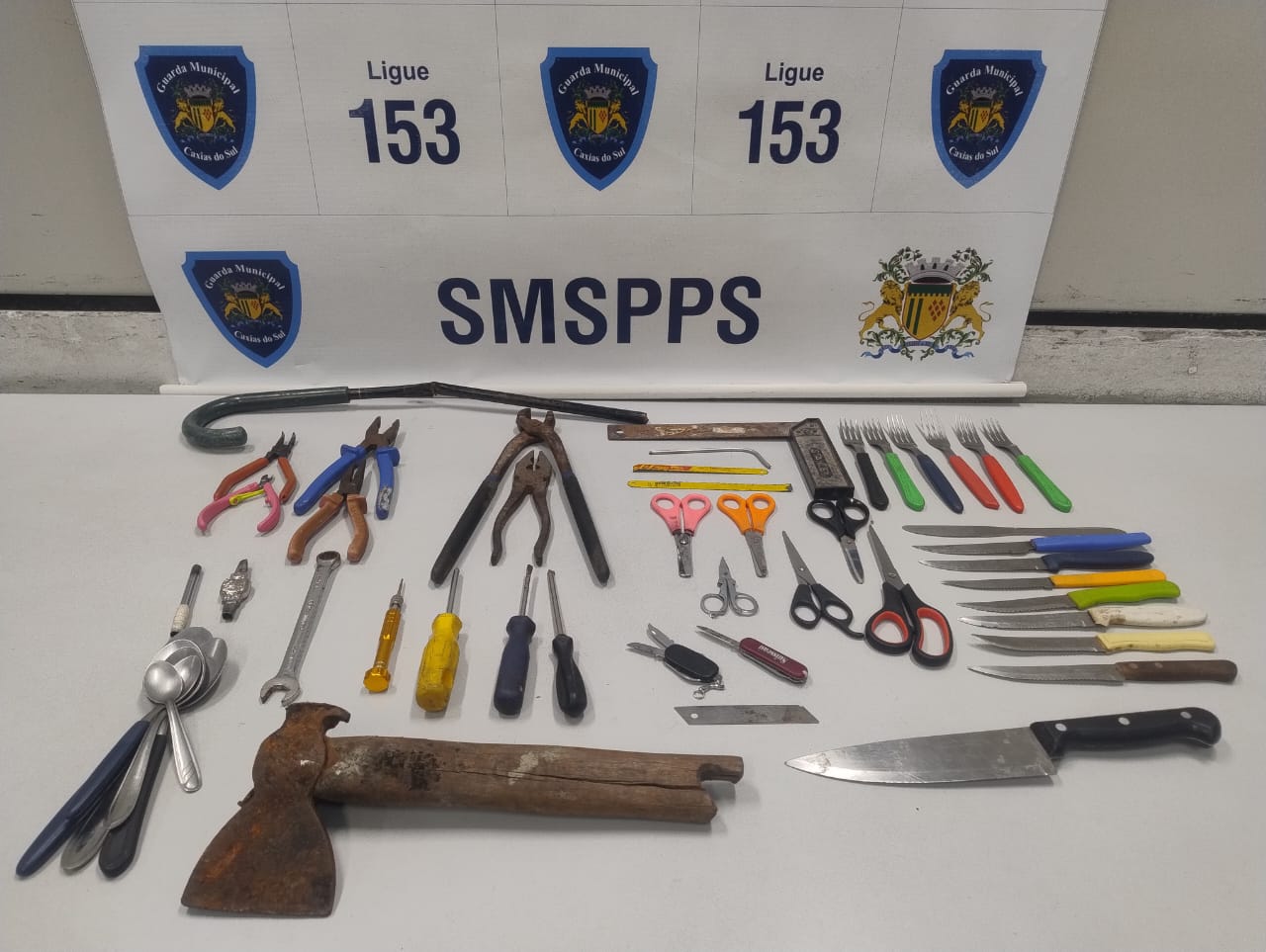 Depois de morte de educador, Guarda Municipal apreende armas brancas em casa de passagem de Caxias do Sul