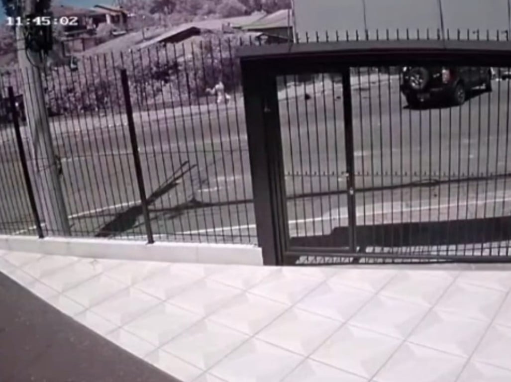 Vídeo mostra motociclista sendo arremessado após colisão em Caxias do Sul