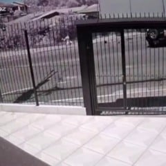 Vídeo mostra motociclista sendo arremessado após colisão em Caxias do Sul