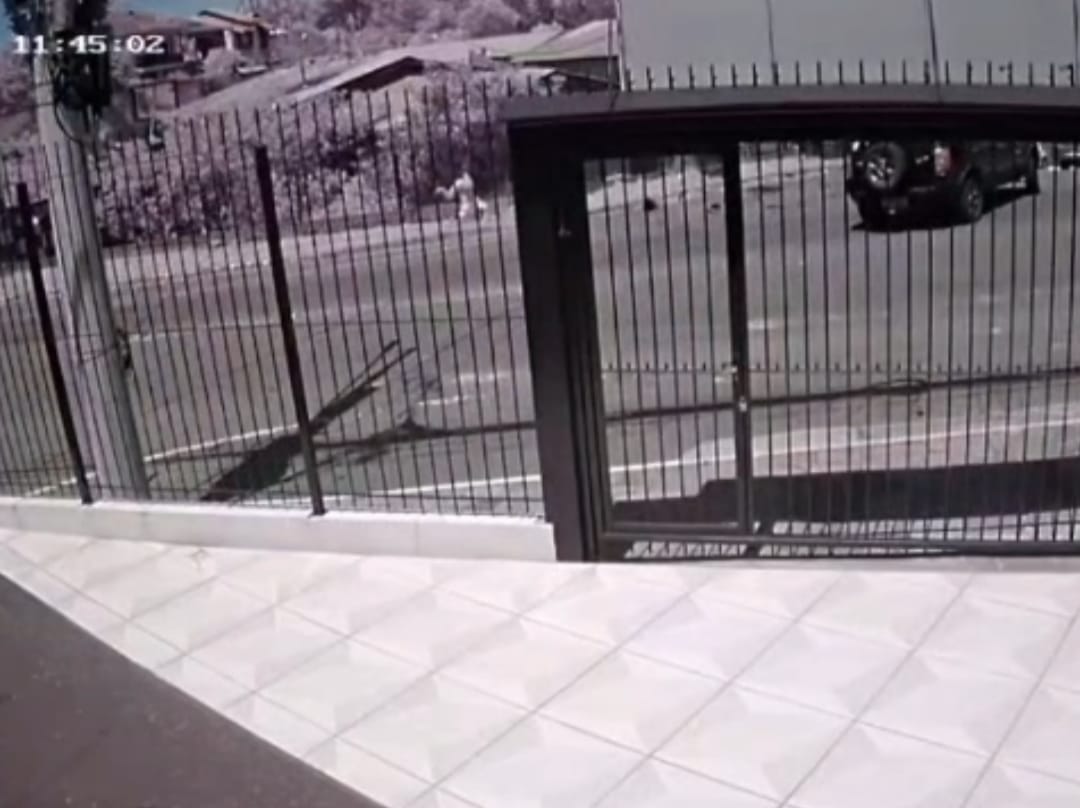 IMAGENS CHOCANTES: Motociclista é Arremessado em Acidente Brutal em Caxias do Sul!