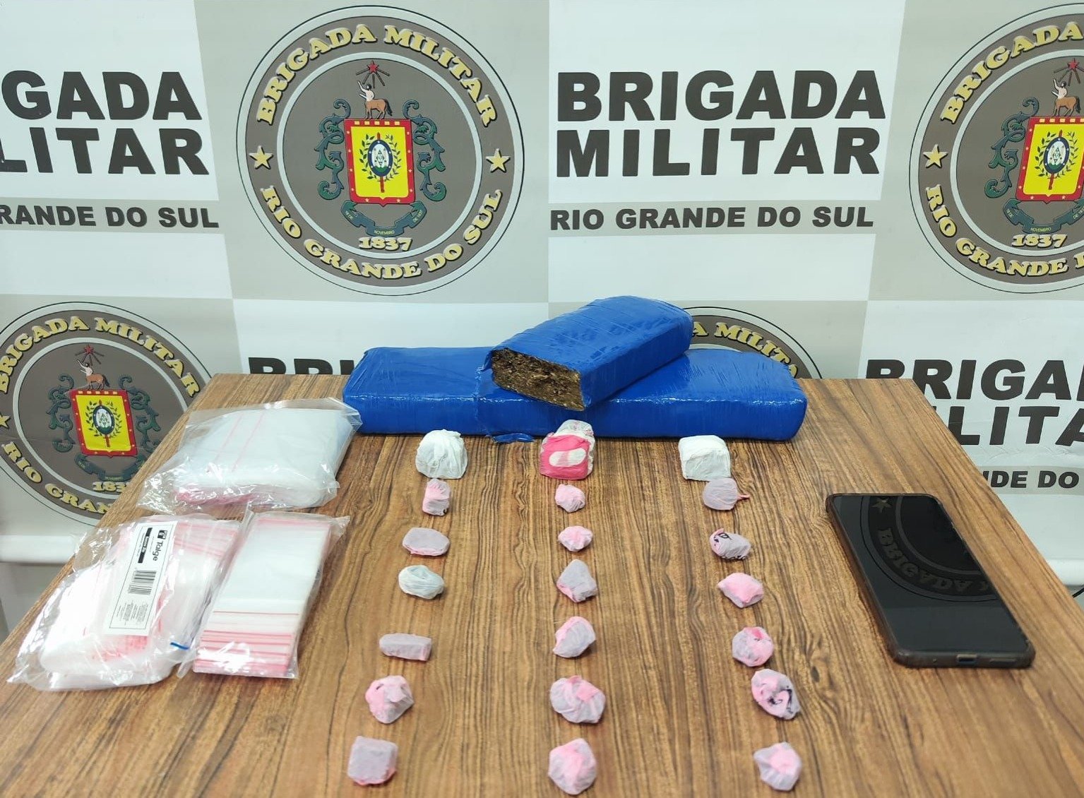 Adolescentes são apreendidos com 1,5 kg de maconha em Farroupilha Adolescentes são apreendidos com 1,5 kg de maconha em Farroupilha
