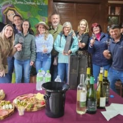 Professores da Espanha visitam vinícola familiar em Bento Gonçalves
