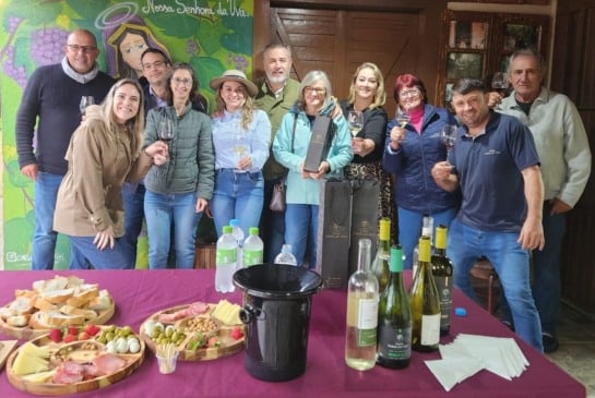 Professores da Espanha visitam vinícola familiar em Bento Gonçalves Professores da Espanha visitam vinícola familiar em Bento Gonçalves