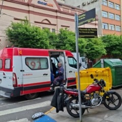 Motociclista fica ferido após colisãocom carro na área central de Caxias do Sul