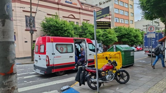Motociclista fica ferido após colisãocom carro na área central de Caxias do Sul Motociclista fica ferido após colisãocom carro na área central de Caxias do Sul