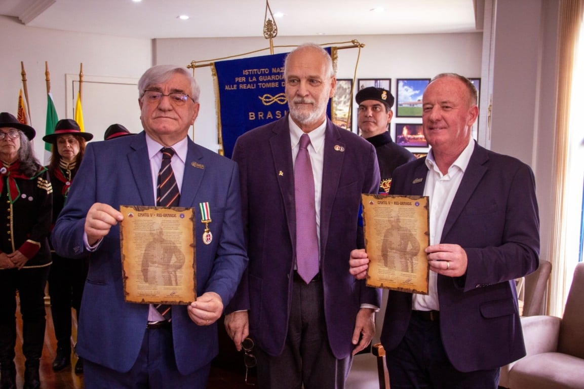 Na ordem: Prefeito, Sérgio Chesini, Francesco Garibaldi e vice-prefeito, Adriano Carniel.
