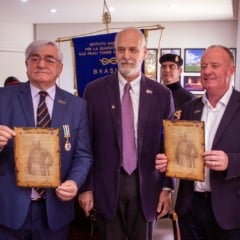 Na ordem: Prefeito, Sérgio Chesini, Francesco Garibaldi e vice-prefeito, Adriano Carniel. Na ordem: Prefeito, Sérgio Chesini, Francesco Garibaldi e vice-prefeito, Adriano Carniel.