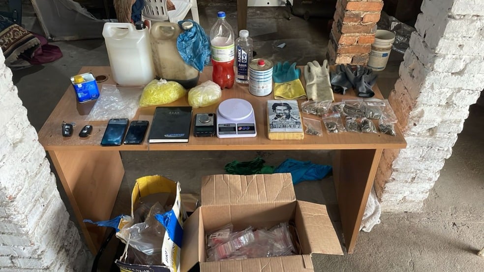 Operação desarticula ponto de tráfico e apreende drogas e arma em Flores da Cunha