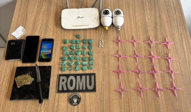 Homem é preso e adolescente apreendido por tráfico de drogas em Bento Gonçalves