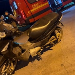 Motociclista foi encaminhada ao hospital com lesões no rosto e no punho