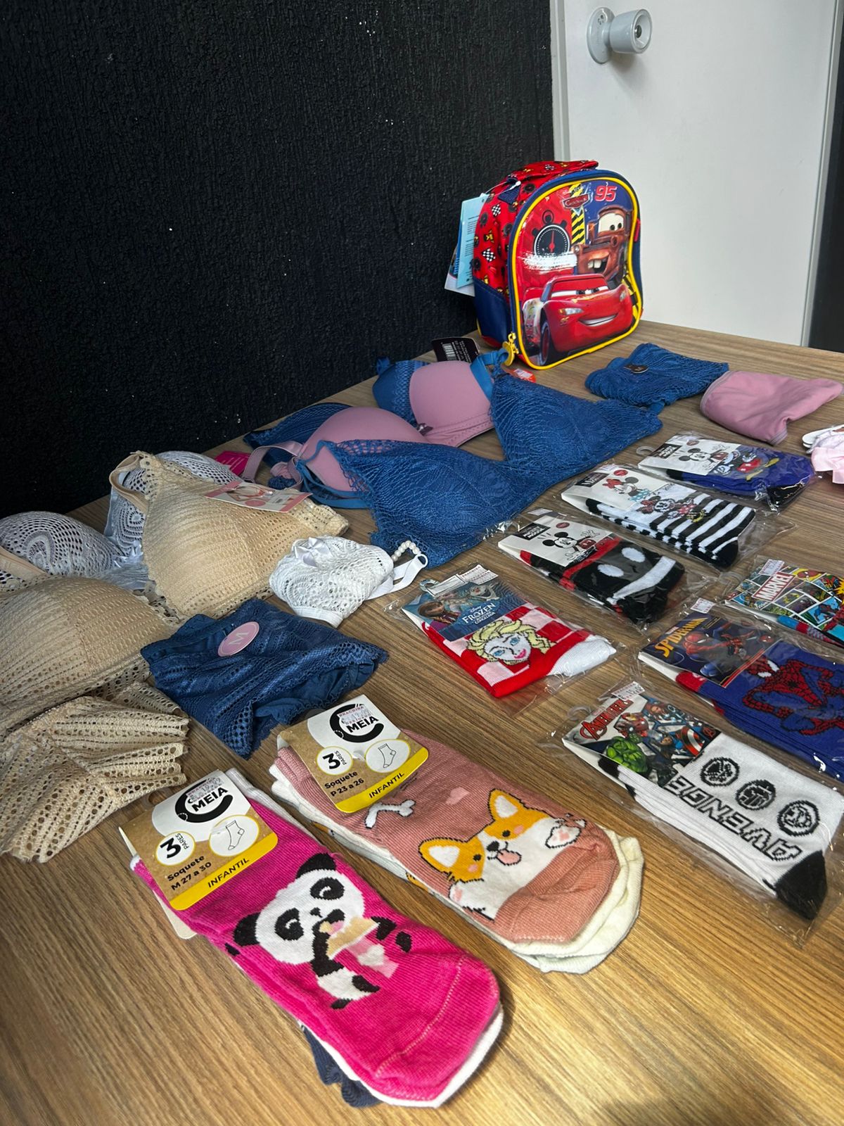 Comerciantes da região reconheceram os produtos como sendo de suas lojas.