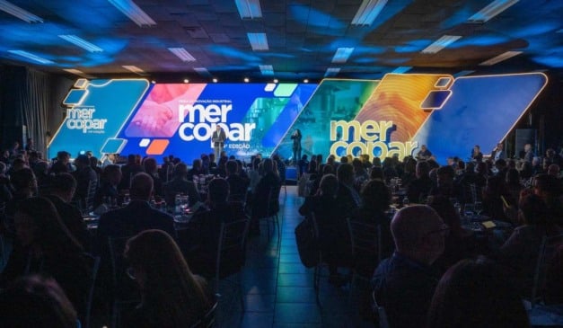 Evento Mercopar com público em auditório, palco com telas e apresentações.