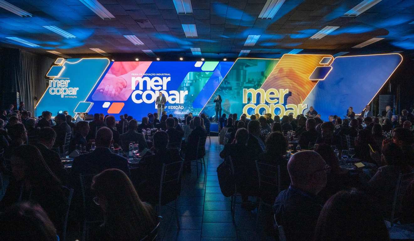 Evento Mercopar com público em auditório, palco com telas e apresentações.