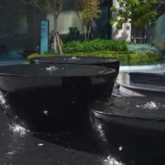 Fonte de água moderna com bacias pretas brilhantes, detalhes de arquitetura contemporânea.