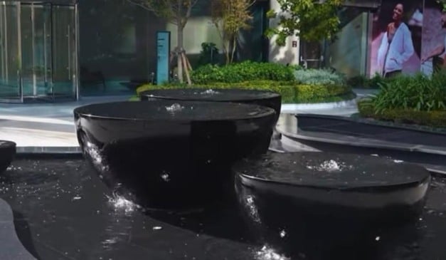 Fonte de água moderna com bacias pretas brilhantes, detalhes de arquitetura contemporânea.