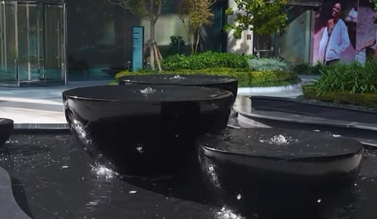 Fonte de água moderna com bacias pretas brilhantes, detalhes de arquitetura contemporânea.