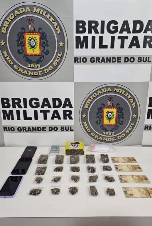 A dupla foi flagrada durante o desenvolvimento da Operação Cerco Fechado, no momento em que realizava uma entrega de entorpecentes. (Foto: BM)
