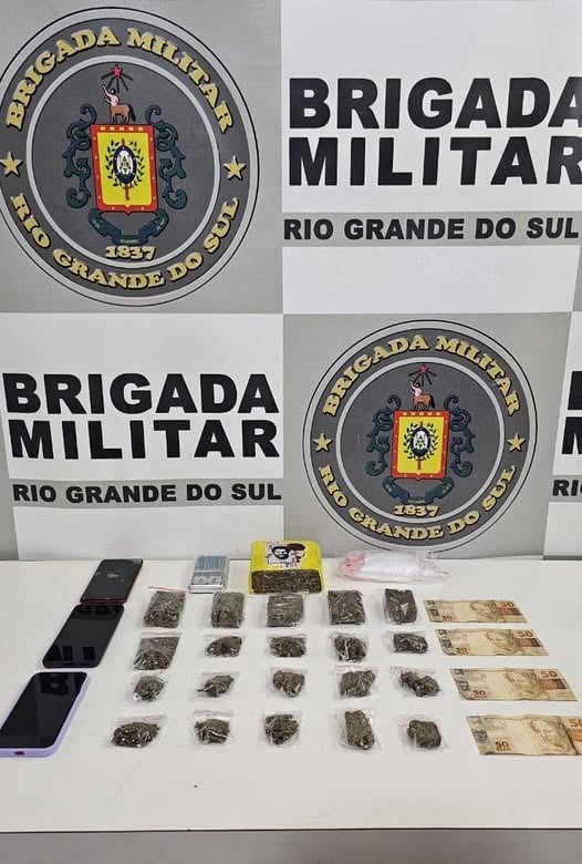 A dupla foi flagrada durante o desenvolvimento da Operação Cerco Fechado, no momento em que realizava uma entrega de entorpecentes. (Foto: BM)