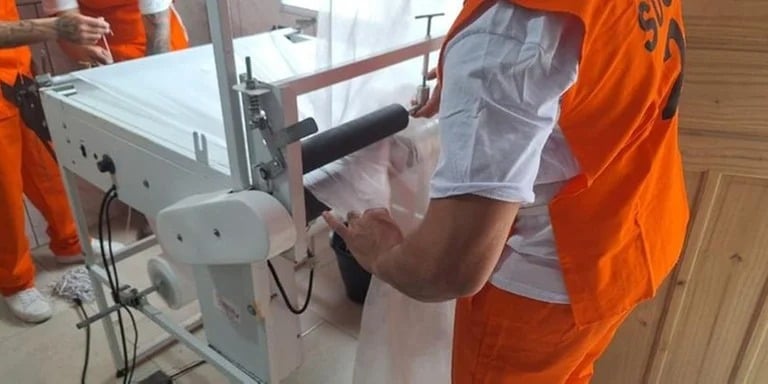 Produção irá alcançar sete mil unidades por mês, que devem ser distribuídas nas farmácias públicas do município. (Foto: Polícia Penal)