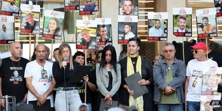 A troca de prisioneiros começará na manhã de segunda-feira, conforme acordado. (Foto: AFP)