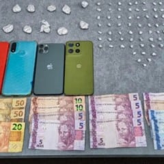 O trio carregava 136 porções de crack, 25 porções de maconha. (Foto: Comunicação Social do 10º BPM)