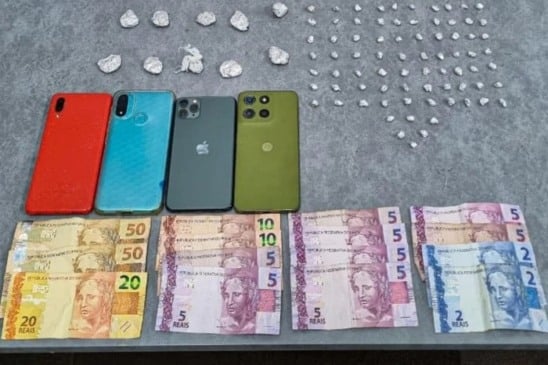 O trio carregava 136 porções de crack, 25 porções de maconha. (Foto: Comunicação Social do 10º BPM)