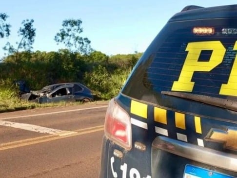 Dos quatro ocupantes do veículo, apenas um foi socorrido com vida e encaminhado para atendimento em hospital. (Foto: PRF)