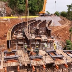 Segundo o Dnit, 14 das 24 vigas previstas já haviam sido instaladas, formando as quatro linhas de longarinas metálicas da estrutura.. (Foto: Dnit)