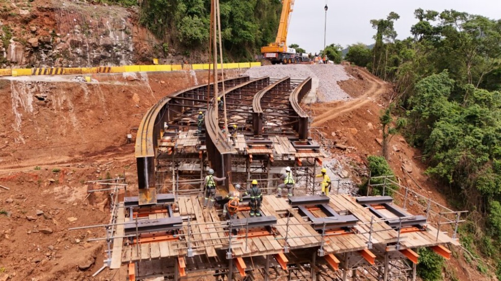 Segundo o Dnit, 14 das 24 vigas previstas já haviam sido instaladas, formando as quatro linhas de longarinas metálicas da estrutura.. (Foto: Dnit) Segundo o Dnit, 14 das 24 vigas previstas já haviam sido instaladas, formando as quatro linhas de longarinas metálicas da estrutura.. (Foto: Dnit)