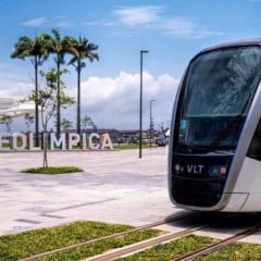 Tram moderno em frente à Cidade Olímpica no Rio de Janeiro.