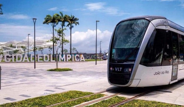Tram moderno em frente à Cidade Olímpica no Rio de Janeiro.